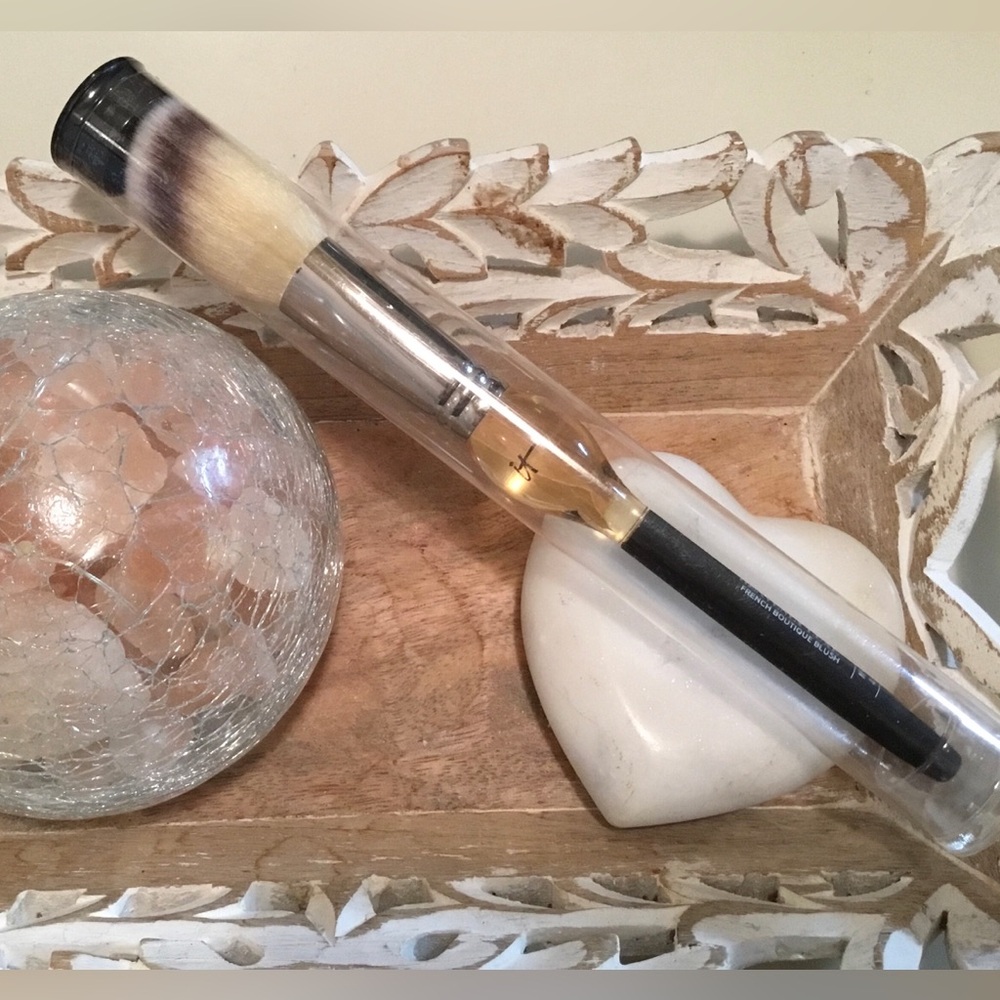 NEW IN BOX IT COSMETICS HEAVENLY LUXE FRENCH BOUTIQUE BLUSH BRUSH #4